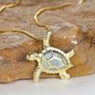 歐美風(fēng)新款熱賣(mài)澳寶彩色烏龜項鏈烏龜吊墜花紋鎖骨鏈氣質(zhì)百搭批發(fā) 黃金白澳寶