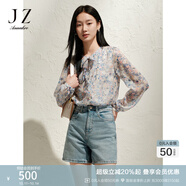 玖姿·安娜蔻優(yōu)雅溫婉氣質(zhì)手繪風(fēng)碎花蝴蝶結雪紡襯衫女2025春季新款 花粉藍-第二批-KWFQ60109 M
