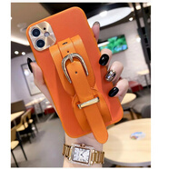 遼宸適用蘋果14promax手機保護殼iPhone15網(wǎng)紅個性護腕防摔殼13pro女款皮質(zhì)護腕潮流12套xr矽膠xsmax素 丹霞橙護腕 iPhone 13 Pro