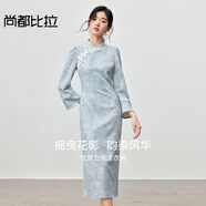 尚都比拉新中式國(guó)風(fēng)立領(lǐng)連衣裙女秋季斜襟盤扣九分袖開叉中長(zhǎng)裙修身提花裙