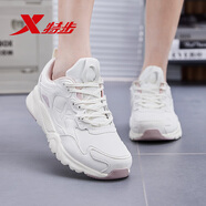 特步（XTEP）【斷碼專(zhuān)享價(jià)】女鞋運動(dòng)休閑鞋子女秋冬季跑步透氣軟底皮面鞋女士 米粉 35