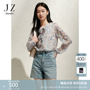 玖姿·安娜蔻優(yōu)雅溫婉氣質(zhì)手繪風(fēng)碎花蝴蝶結雪紡襯衫女2025春季新款 花粉藍-第二批-KWFQ60109 M