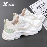 特步（XTEP）女鞋冬季潮休閑老爹鞋2025新款防水跑步鞋皮面保暖旅游運動(dòng)鞋子女 帆白皮灰 35
