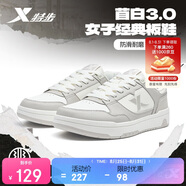 特步女鞋運動(dòng)鞋板鞋秋季透氣軟彈耐磨時(shí)尚板鞋女