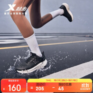 特步輕悅跑步鞋運動(dòng)鞋秋冬新款輕便減震防潑水革面女子跑鞋