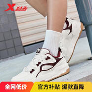 特步男鞋運動板鞋反轉(zhuǎn)面包鞋秋季透氣網(wǎng)布小白鞋板鞋男