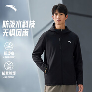 安踏防潑水軟殼衣丨彈力拒水外套男春秋季運動(dòng)夾克行政男裝戶(hù)外風(fēng)衣 【京倉發(fā)貨-抗紫外線(xiàn)+加絨+防潑+連帽】基礎黑7602-5 M