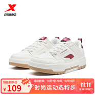 特步【門店同款】裂變板鞋女鞋冬季新款低幫時(shí)尚運(yùn)動(dòng)976418310044 帆白/深棗紅【女】 36