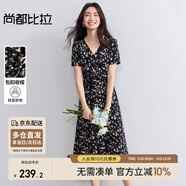 尚都比拉斜搭V領(lǐng)防走光暗扣腰部褶皺短袖印花雪紡連衣裙女夏收腰顯瘦裙子