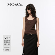 MO&Co.背心簡約U領(lǐng)金屬章仔彈力棉羅紋肌理針織坦克內(nèi)搭單穿摩安珂 巧克力色 L 170