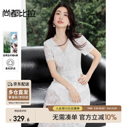 尚都比拉V領(lǐng)鏤空花邊珍珠扣連衣裙女夏季收腰顯瘦氣質(zhì)A字裙溫柔減齡長(cháng)裙