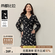尚都比拉V領(lǐng)拼接蕾絲花邊長(cháng)袖連衣裙女秋季印花暈染A字裙綁帶設計中長(cháng)裙