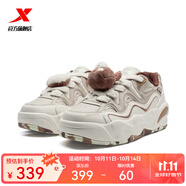 特步（XTEP）【門店同款】板鞋女25秋冬新品萌仔鞋潮流時(shí)尚休閑鞋975418310054 淺灰褐/白沙灰 38