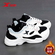 特步（XTEP）女鞋春季皮面防水跑步鞋2026新款冬休閑老爹鞋輕便旅游運動(dòng)鞋子女 帆白/黑/雪霧綠(加絨棉鞋) 38