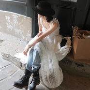 韓國chic夏季法式溫柔方領(lǐng)露鎖骨重工蕾絲鉤花長(cháng)款無(wú)袖吊帶連衣裙 白色 均碼 均碼