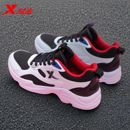 特步男鞋運動(dòng)鞋2025新款秋冬季休閑保暖皮面防水旗艦輕便透氣跑步鞋 黑白灰 42