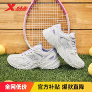 特步女鞋運動休閑老爹鞋冬季保暖2025新款革網(wǎng)防滑耐磨簡約鞋子女