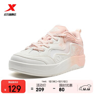 特步女鞋運動(dòng)板鞋小白鞋秋季網(wǎng)布軟彈透氣輕便板鞋女