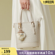 百思圖春商場(chǎng)新款時(shí)尚通勤玩偶水桶包小包單肩斜挎包女X3017AX4 米白 F