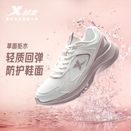 特步女子跑步鞋運動(dòng)鞋冬季新款革面防潑水輕便減震休閑女跑鞋粉色