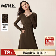 尚都比拉國風(fēng)立裁設計連衣裙女秋季串珠斜領(lǐng)長(cháng)袖A字裙捏褶修身彈力中長(cháng)裙