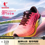 喬丹（QIAODAN）強風(fēng)2PRO運動(dòng)鞋男跑步鞋馬拉松旗艦競速碳板跑鞋體測鞋 熒光飛影粉/日光黃 -龍行龘龘 44.5