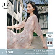 玖姿·安娜蔻【100%桑蠶絲】典雅山水印花收腰連衣裙女2025夏季新款 條粉紅 S