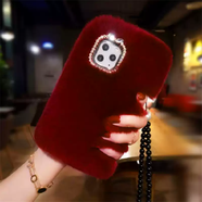何健弓高檔獺兔毛絨適用蘋(píng)果16Promax手機殼iPhone11/12奢華14網(wǎng)紅17潮17Pro秋冬款15pro保護套14plus暖 高檔獺兔毛酒紅色+珠鏈 iPhone16