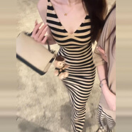 法式V領(lǐng)條紋吊帶洋裝子女夏季新款風(fēng)修身包臀長(cháng)裙 【杏色條紋】巨好看的裙子/今年流行爆款/女明星戀夏 M /kg/M