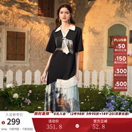 兩三事晚春敘景 2025夏新款印花裙擺拼接立體花朵連衣裙配領(lǐng)帶別針 黑色 L