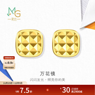 周生生爆閃小方糖 萬(wàn)花鏡方型黃金耳釘足金流光方牌菱格94565E定價(jià)