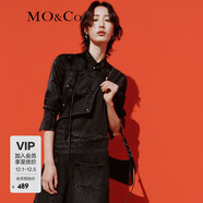 MO&Co.2024春新品設計感不規則破洞黑色牛仔背帶連衣裙