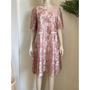 洋氣媽媽夏裝圓領(lǐng)中長(cháng)款蕾絲刺繡連衣裙中年女裝氣質(zhì)寬松顯瘦裙子 粉紅色 L L建議85-110斤