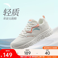 安踏輕便跑鞋女革面防潑水軟底跑步鞋輕質(zhì)減震運動(dòng)休閑鞋女旅游鞋