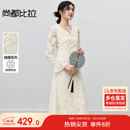 尚都比拉V領(lǐng)流蘇盤(pán)扣國風(fēng)連衣裙女秋季絨感捏褶收腰裙喇叭袖蕾絲中長(cháng)裙