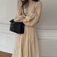 韓國chic春季法式簡(jiǎn)約花邊立領(lǐng)拼接鏤空蕾絲鉤花褶皺收腰連衣裙女 杏色 均碼 均碼