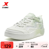 特步女鞋運動(dòng)板鞋小白鞋秋季網(wǎng)布軟彈透氣輕便板鞋女