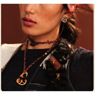 山頭林村秋冬新款 豹紋毛線(xiàn)項鏈小眾輕奢項鏈銅鍍金小馬毛衣鏈 金色