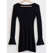 現淡水海邊韓國代購溫柔顯瘦喇叭袖V領(lǐng)柔軟針織連衣裙25秋冬 黑色現貨 均碼 均碼