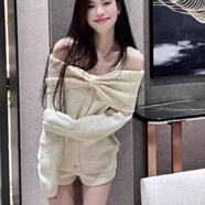 派吉鯊2025新款溫柔風(fēng)甜美一字肩毛衣女秋冬季韓系設計感針織衫露肩上衣 米白色 模特圖 XL 建議115-130斤