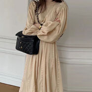 韓國chic春季法式簡(jiǎn)約花邊立領(lǐng)拼接鏤空蕾絲鉤花褶皺收腰連衣裙女 杏色 均碼 均碼