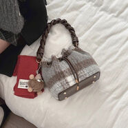 邁尊御府復古毛呢格子包包春夏女2025新款潮韓國手提水桶包百搭單肩斜挎包 咖色(關(guān)注店鋪配掛件)