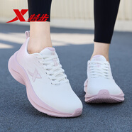 特步（XTEP）女鞋防水皮面跑步鞋子經(jīng)典黑白春季軟底百搭潮鞋回彈青少年運動(dòng)鞋 帆白/芙霜粉【防水皮面】 39