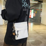 紅同韓國ins休閑潮流斜挎包女2024春夏時(shí)尚運動(dòng)便攜牛津布手機包百搭 米白色加掛件