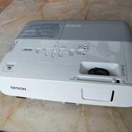 小米（MI）同款二手愛(ài)普生投影機投影儀高清智能商務(wù)辦公PPT家用3D無(wú)線(xiàn)WIFI短焦白天直投培訓班家庭影院手機 愛(ài)普生826W 高清720p 家用色彩好 套餐一