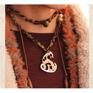 山頭林村秋冬新款 豹紋毛線(xiàn)項鏈小眾輕奢項鏈銅鍍金小馬毛衣鏈 銀色