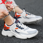 特步（XTEP）男鞋運(yùn)動(dòng)鞋子男秋季新款皮面舒適跑步鞋防潑水運(yùn)動(dòng)旅游鞋老爹鞋 白灰蘭 39