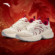 安踏好事發(fā)生波浪4丨馬年騏驥紅男鞋紅色板鞋男女同款新年潮流運動(dòng)鞋 【女款-星河】魚(yú)肚白/泥沙灰/朱赤紅-1 42.5 (男款)/38.5(女款)