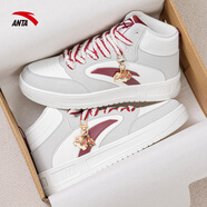 安踏輕松板鞋女鞋2026春季透氣平底小白鞋低幫顯高百搭休閑運動(dòng)鞋子女 【深紅白鞋帶+開(kāi)運小馬】定制升級款 一度灰/象牙白 38 【正品保證-假一賠十】
