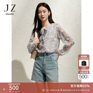 玖姿·安娜蔻優(yōu)雅溫婉氣質(zhì)手繪風(fēng)碎花蝴蝶結雪紡襯衫女春季 花粉藍-第一批-KWFC60114 L